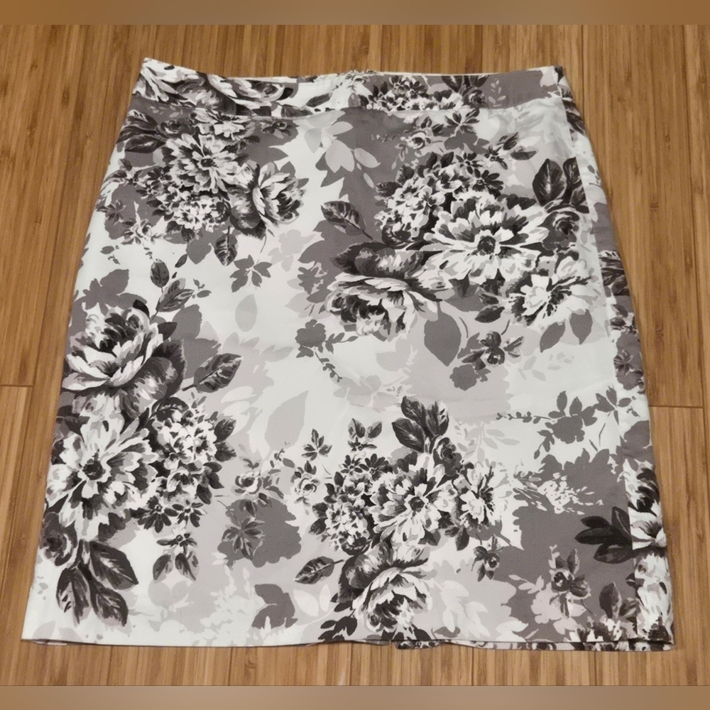 Van Heusen Floral Pencil Skirt in Black and White